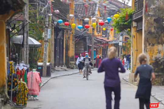 Du khách đến tham quan phố cổ Hội An
