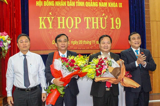 Ông Nguyễn Hồng Quang - Bí thư Thành ủy TP Tam Kỳ (người thứ 2 từ phải sang) được bầu giữ chức danh Phó Chủ tịch UBND tỉnh Quảng Nam, nhiệm kỳ 2016-2021.