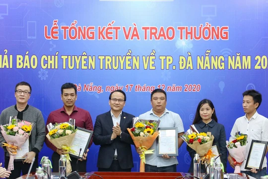 Các tác giả đoạt giải trong nhóm đề tài tuyên truyền về Chương trình “Đà Nẵng - Thành phố 4 an”