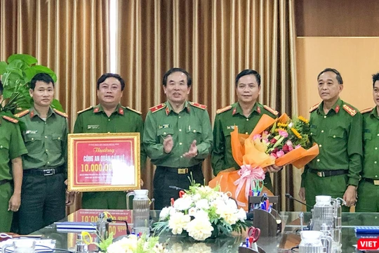 Thiếu tướng Vũ Xuân Viên - Giám đốc Công an TP Đà Nẵng tặng thưởng lực lượng Công an quận Cẩm Lệ.