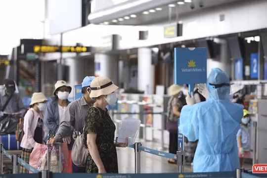 Người dân tuân thủ đeo khẩu trang tại Nhà ga sân bay quốc tế Đà Nẵng