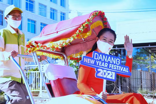 Xích lô du lịch Đà Nẵng diễu hành "Chào năm mới 2021"