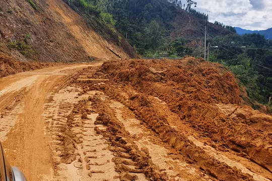 Đường giao thông khu vực miền núi bị sạt lở nghiêm trọng do mưa lũ