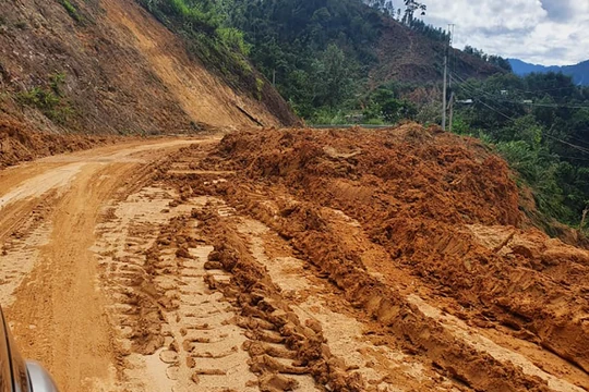 Đường giao thông khu vực miền núi bị sạt lở nghiêm trọng do mưa lũ