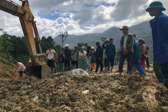 Người Trà Leng dán mắt vào từng viên đá được đào lên với hy vọng tìm thấy thi thể người thân