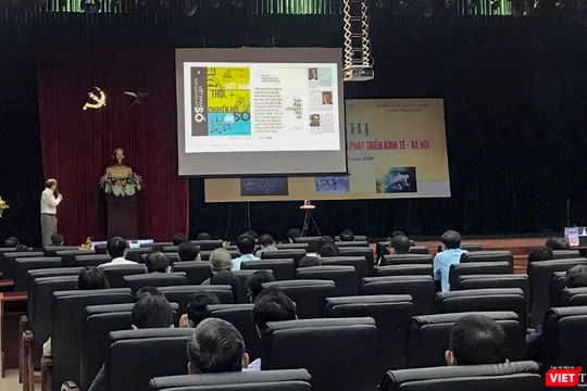 GS.TS.Hồ Tú Bảo - Giám đốc Phòng thí nghiệm Khoa học dữ liệu, Viện nghiên cứu cao cấp về Toán học (kiêm Giám đốc học khoa học Viện John Von Neuman, Đại học quốc gia TP HCM) trình bày tại sự kiện