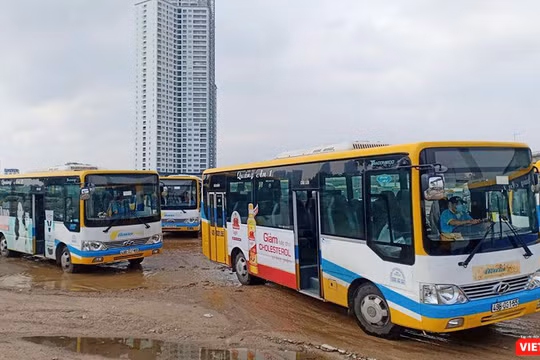 Xe buýt nằm bãi đổ do tài xế đình công