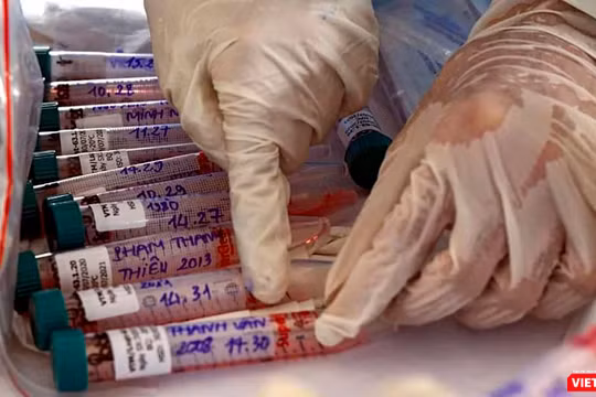 Lực lượng y tế lấy mẫu xét nghiệm SARS-CoV-2