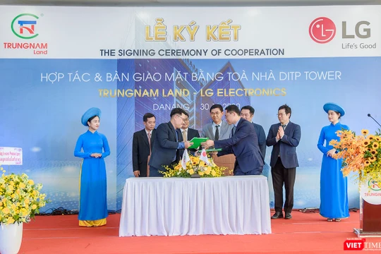 Quang cảnh lễ ký kết bàn giao mặt bằng toà nhà DITP Tower (Đà Nẵng) cho LG Electronics để tập đoàn này xây dựng Trung tâm R&D tại Đà Nẵng.
