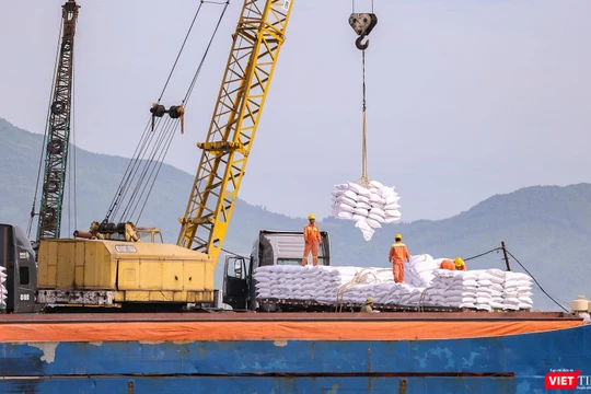 Hàng hoá đang được xếp dỡ tại Cảng Tiên Sa (Đà Nẵng)