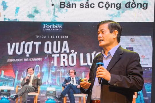 TSKH.KTS. Ngô Viết Nam Sơn trình bày tham luận về định hướng phát triển đô thị Huế.