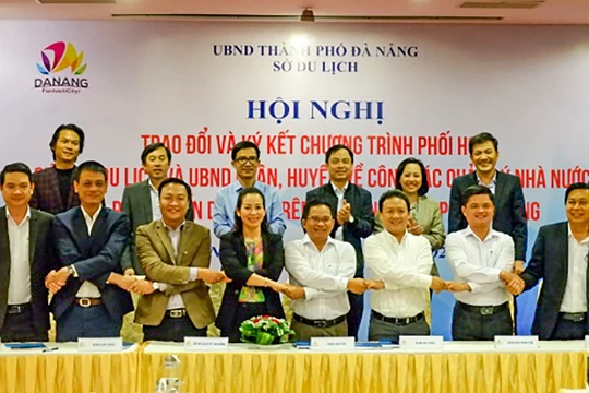 Quang cảnh buổi ký kết hợp tác giữa Sở Du lịch Đà Nẵng và UBND các quận, huyện