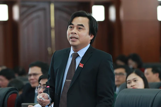 Ông Tô Văn Hùng - Giám đốc Sở TN&MT TP Đà Nẵng phát biểu tại kỳ họp HĐND TP Đà Nẵng