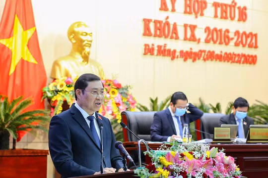 Ông Huỳnh Đức Thơ phát biểu tại kỳ họp thứ 16 HĐND TP Đà Nẵng khoá IX khi đang tại nhiệm Chủ tịch UBND TP