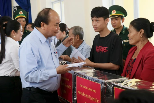 Thủ tướng Nguyễn Xuân Phúc tặng quà cho người dân bị thiệt hại do bão số 9 gây ra tại Quảng Ngãi.