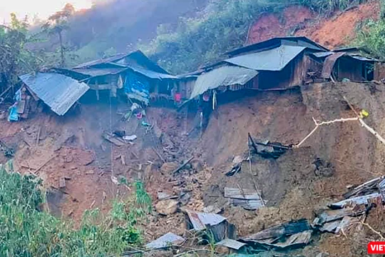 Nhà người dân vùng núi Quảng Nam bị sạt lở do mưa bão gây ra (ảnh CTV)