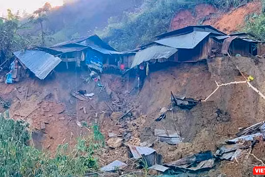 Nhà người dân vùng núi Quảng Nam bị sạt lở do mưa bão gây ra (ảnh CTV)