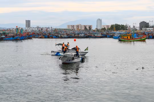 Lực lượng bộ đội biên phòng kêu gọi tàu thuyền neo đậu an toàn tại ân thuyền Thọ Quang (Đà Nẵng)