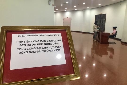 Nhân viên tại cuộc họp viện lý do cơ quan báo chí không có giấy mời để từ chối phóng viên tham dự buổi tiếp công dân liên quan đến việc thu hồi đất tại khu vực Công viên Đông Nam Đài tưởng niệm (thuộc quận Hải Châu, TP. Đà Nẵng).