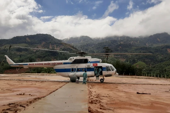 Máy bay của Trung đoàn 930 (thuộc Sư đoàn Không quân 372) làm nhiệm vụ tiếp tế cho người dân huyện Phước Sơn (Quảng Nam)