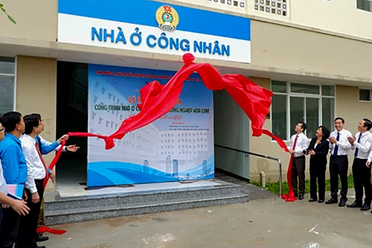 Lãnh đạo Thành uỷ, UBND TP Đà Nẵng và các cơ quan liên quan tại sự kiện đưa trình nhà ở cho công nhân khu công nghiệp Hoà Cầm vào hoạt động