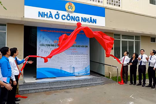 Lãnh đạo Thành uỷ, UBND TP Đà Nẵng và các cơ quan liên quan tại sự kiện đưa trình nhà ở cho công nhân khu công nghiệp Hoà Cầm vào hoạt động