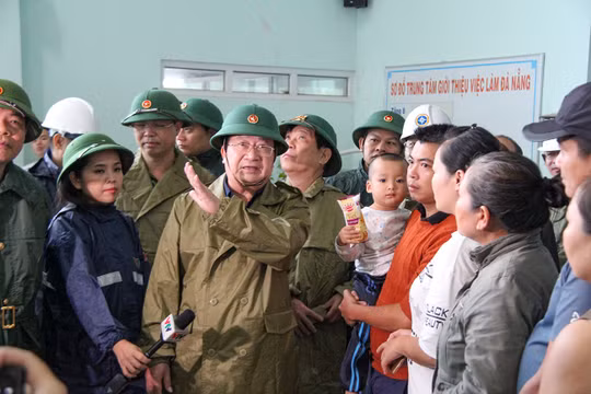 Phó Thủ tướng Trịnh Đình Dũng kiểm tra thực tế nơi sơ tán dân ở Đà Nẵng