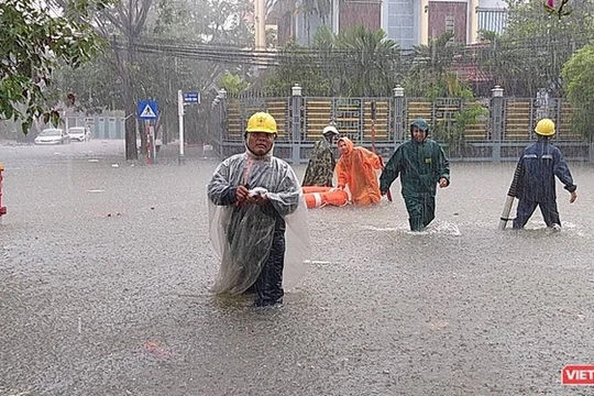 Mưa lớn kéo dài, đường phố Đà Nẵng ở một số khu vực bị ngập nặng nề