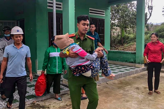 Lực lượng công an ở Đà Nẵng đưa người dân ở vùng nguy hiểm đi sơ tán trước khi bão số 13 vào bờ