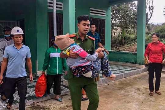 Lực lượng công an ở Đà Nẵng đưa người dân ở vùng nguy hiểm đi sơ tán trước khi bão số 13 vào bờ