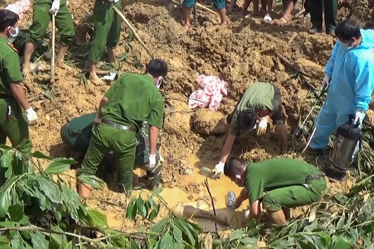 Hiện trường vụ tìm kiếm nạn nhân bị vùi lấp. Ảnh: CA QN.