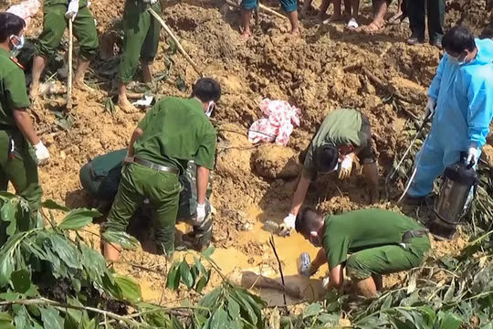 Hiện trường vụ tìm kiếm nạn nhân bị vùi lấp. Ảnh: CA QN.