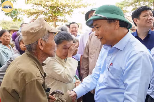 Thủ tướng Chính phủ Nguyễn Xuân Phúc trong chuyến thăm người dân vùng lũ tỉnh Quảng Bình (Ảnh: VGP)