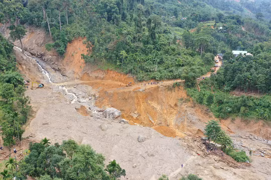 Mưa bão gây sạt lở đất nghiêm trọng đối với vùng núi các tỉnh miền Trung