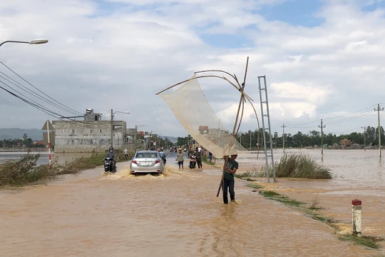 Tuyến giao thông liên huyện ở Quảng Nam bị ngập do lũ