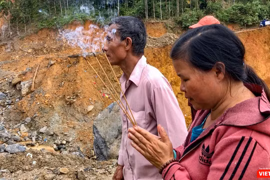 Bà Đoàn Thị Ngọc khấn cầu cho tìm được thi thể người chồng