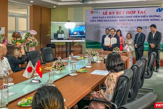 Quang cảnh buổi lễ ký kết trực tuyến giữa Phòng Phúc lợi & chăm sóc sức khỏe tỉnh Nagasaki (Nhật Bản) và Đại học Đông Á (Đà Nẵng) diễn ra sáng ngày 20/11