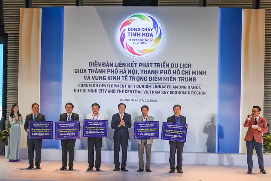 Uỷ ban MTTQ Việt Nam TP HCM đã trao tặng kinh phí hỗ trợ đồng bào bị thiệt hại do bão lũ ở các tỉnh Quảng Nam, Quảng Ngãi, Thừa Thiên Huế, Bình Định và Đà Nẵng