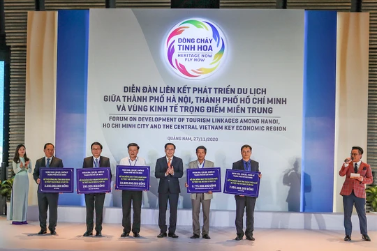 Uỷ ban MTTQ Việt Nam TP HCM đã trao tặng kinh phí hỗ trợ đồng bào bị thiệt hại do bão lũ ở các tỉnh Quảng Nam, Quảng Ngãi, Thừa Thiên Huế, Bình Định và Đà Nẵng