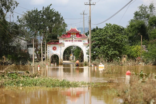 Làng văn hoá Phúc Khương xã Đại Cường (huyện Đại Lộc, tỉnh Quảng Nam) bị chia cắt sâu trong nước lũ