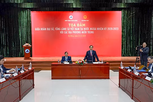 Quang cảnh toạ đàm (ảnh Ngô Huyền)