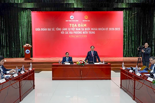 Quang cảnh toạ đàm (ảnh Ngô Huyền)