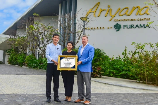 Đại diện Cung Hội nghị Quốc tế Ariyana Đà Nẵng cùng Giải thưởng M&C Asia Stella Awards 2020 với danh hiệu Cung hội nghị tốt nhất” khu vực Đông Nam Á.