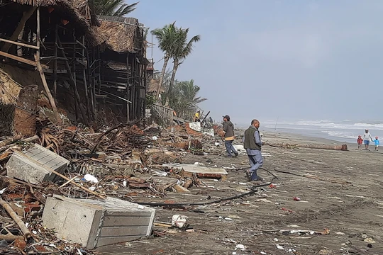 Bãi biển An Bàng (Hội An) tan nát sau bão số 13