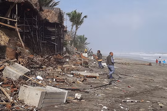 Bãi biển An Bàng (Hội An) tan nát sau bão số 13