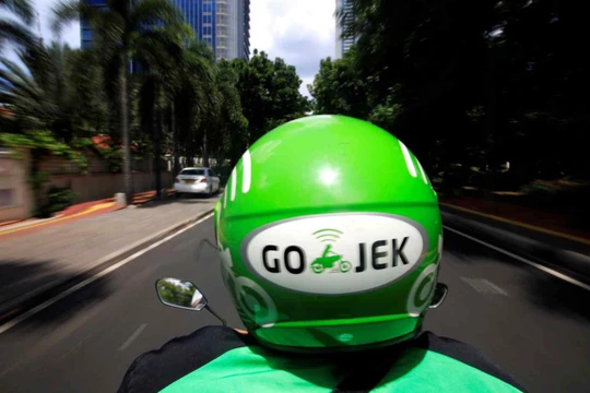 Gojek nói sẽ mở dịch vụ gọi xe 4 bánh và ví điện tử tại Việt Nam. Ảnh: Reuters