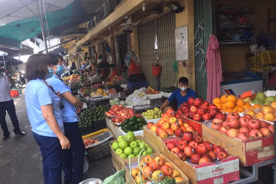 Đội quản lý thị trường kiểm tra chợ truyền thống trên địa bàn TP. HN