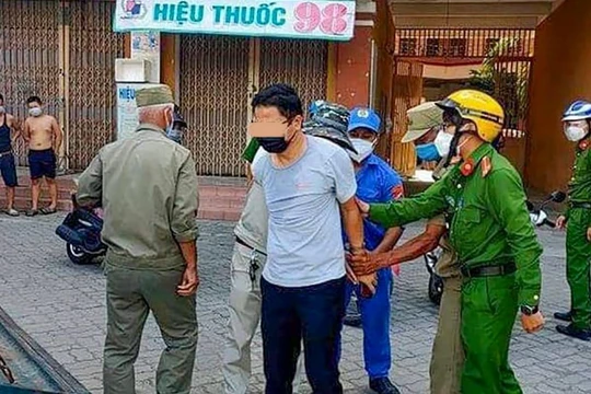 Ông Trần V. - Phó Chánh Văn phòng Đoàn ĐBQH-HĐND TP Đà Nẵng bị lực lượng công an còng tay áp giải hôm ngày 1/8 gây xôn xao dư luận (ảnh bạn đọc cung cấp)