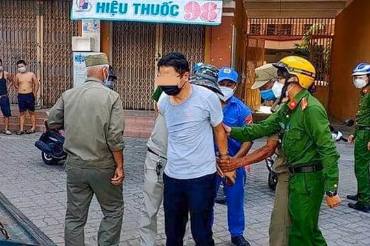 Ông Trần V. - Phó Chánh Văn phòng Đoàn ĐBQH-HĐND TP Đà Nẵng bị lực lượng công an còng tay áp giải hôm ngày 1/8 gây xôn xao dư luận (ảnh bạn đọc cung cấp)