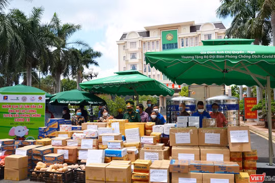 Người dân gửi nhiều quà tặng bộ đội chống dịch trên biên giới